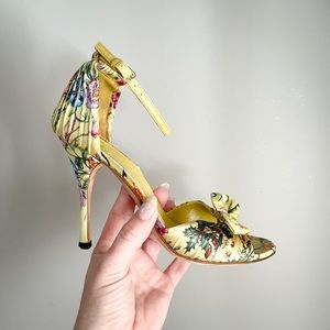 GUCCI yellow floral satin pumps peep toe spring
